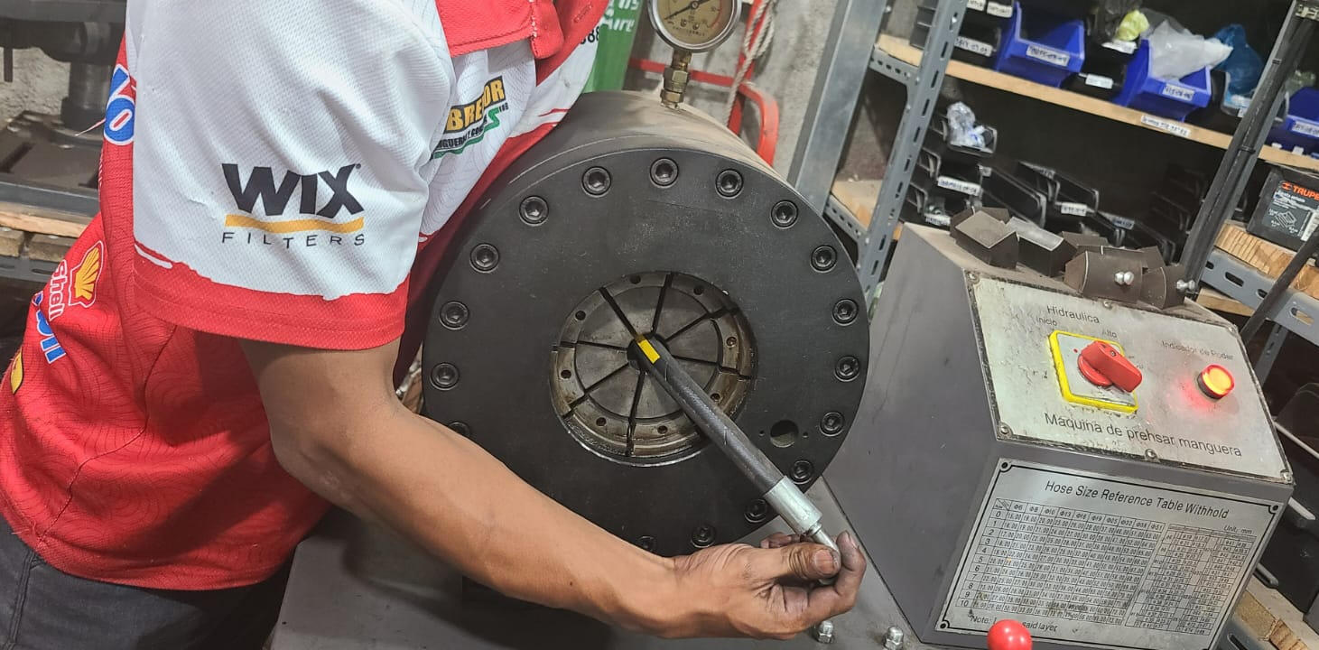 Fabricación de mangueras hidráulicas en LUBRENOR